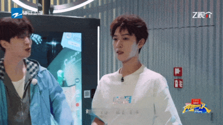 李昀锐不知道啊我还在跳手势舞奔跑吧谁能拒绝呆萌小林！撕名牌关键时刻，众人神色紧绷