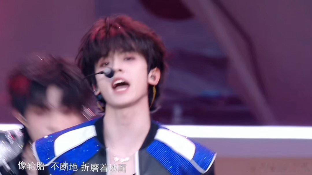 登陆少年演唱会直播状态 没有繁杂滤镜修饰，登陆少年在青岛直播舞台尽情发挥，颜值与