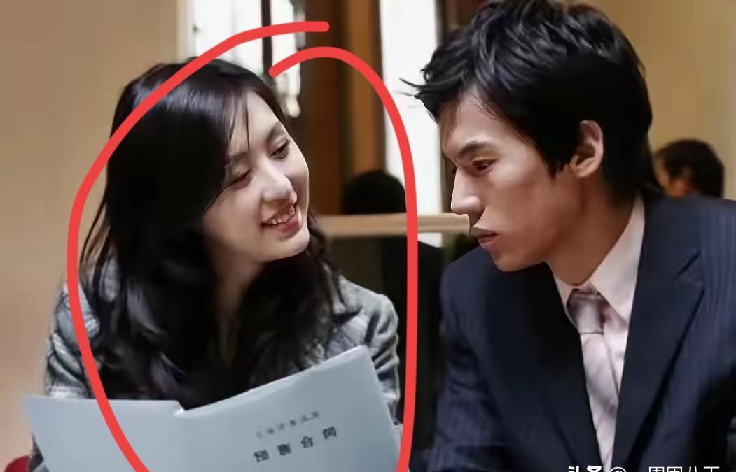 田朴珺又翻车了？
这次是“独立女性”人设崩塌？
看她和胡歌合影素颜低调，跟王石在