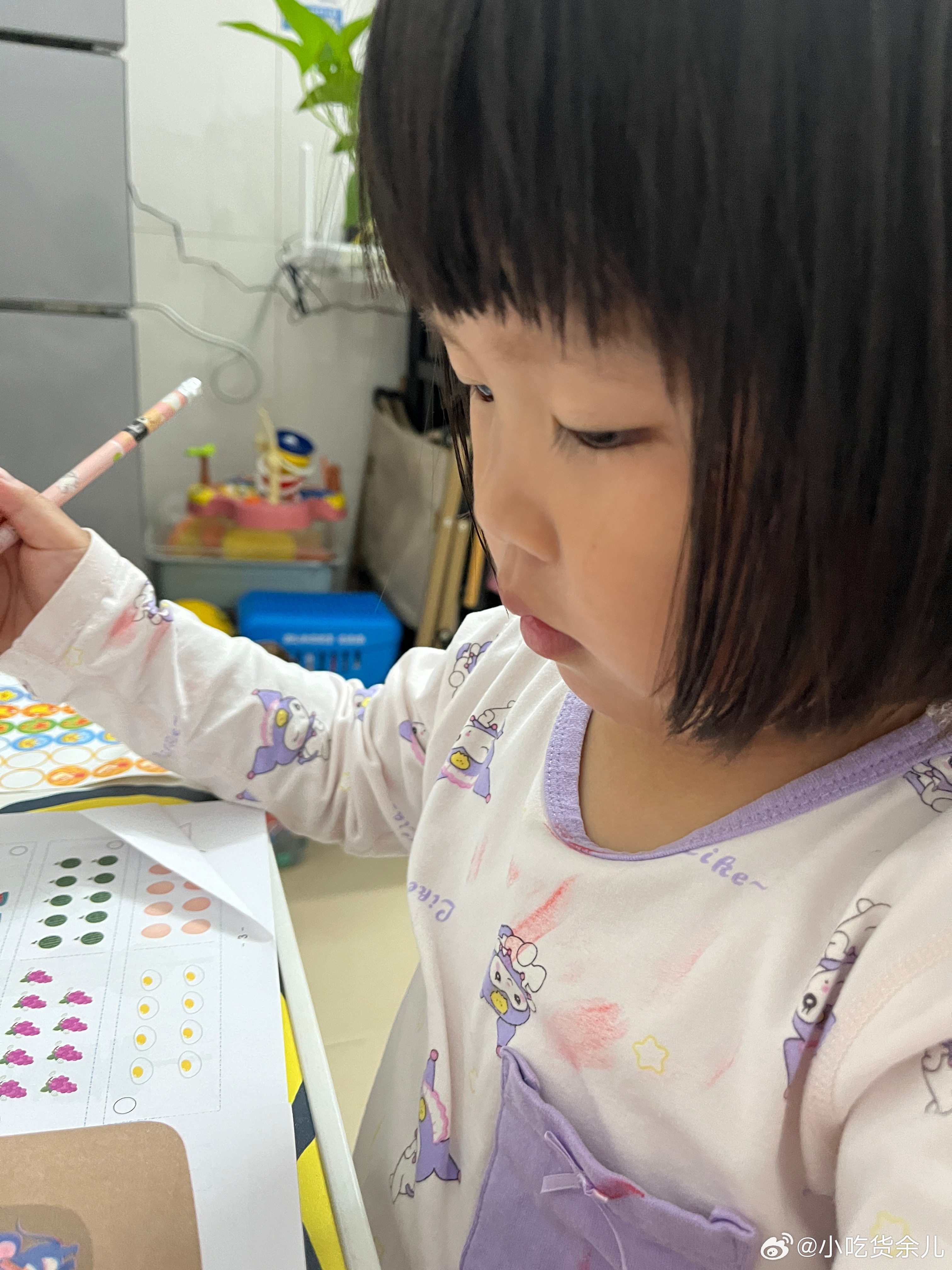 现在动力满满，看完电视，洗完澡，就叫我叫她写作业。作完一页，贴两个贴纸，她觉得有