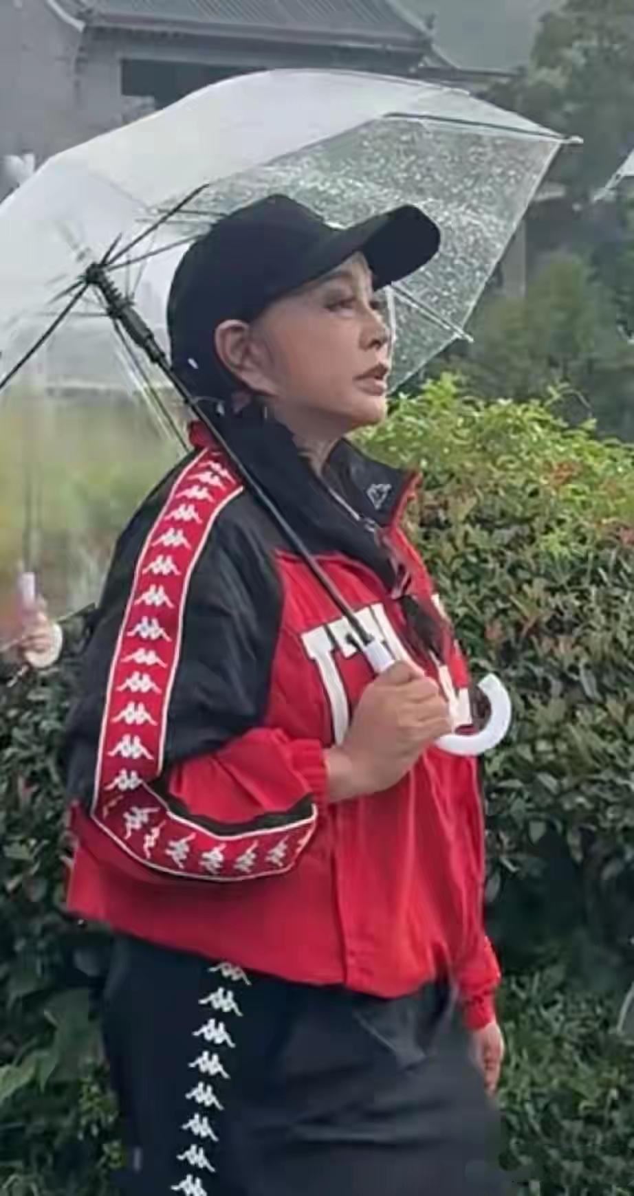 家人们，刘晓庆参加《一路繁花2》以来，她始终是在这个剧组里最耀眼的一个，你看在贵