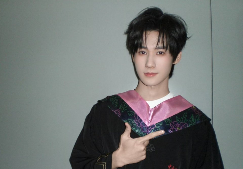 时代少年团张真源也毕业了，祝哥哥毕业快乐呀！张真源穿学士服还蛮帅的哈哈哈好阳光呀