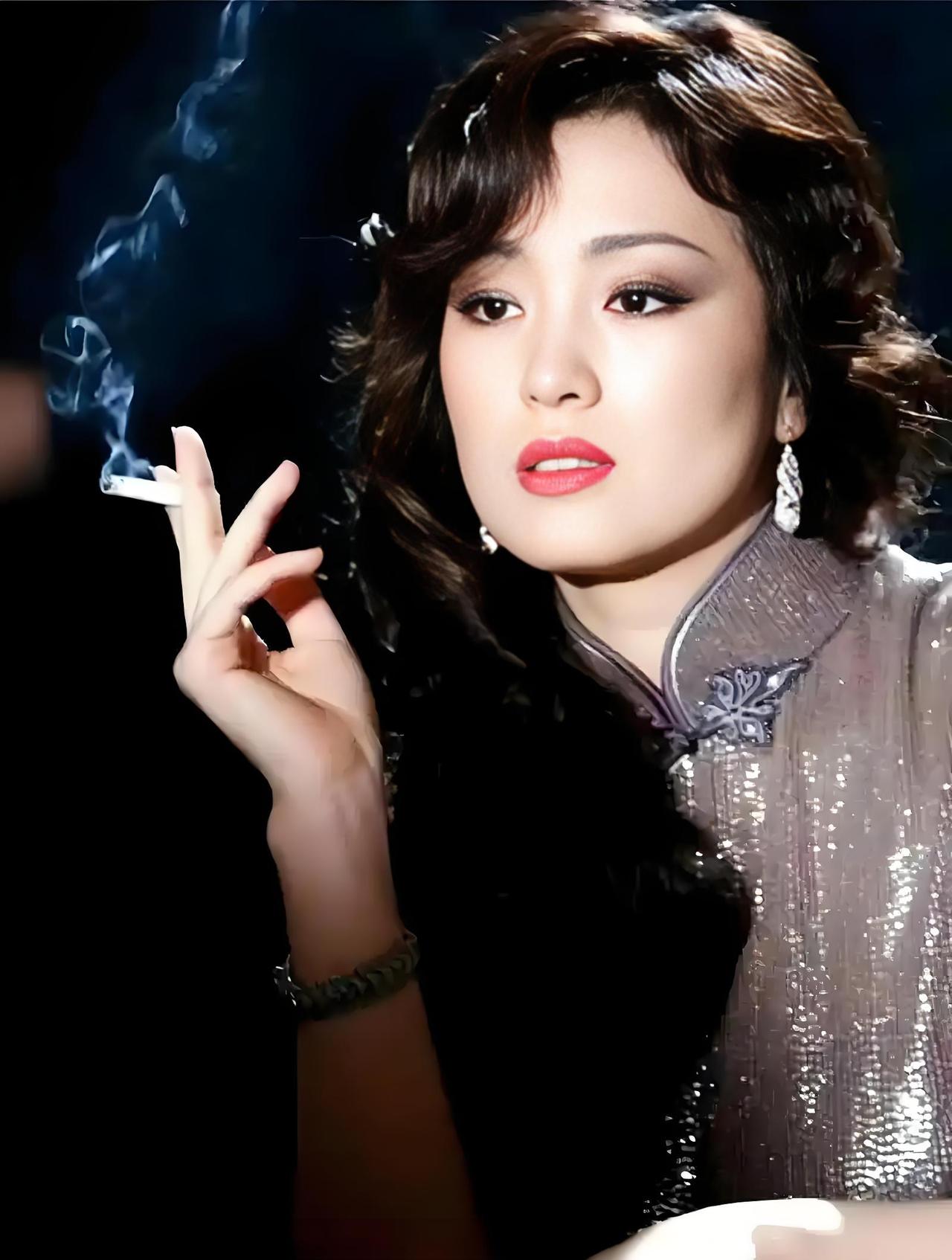 我对女人抽烟谈不上排斥，但很在意地点场合。女人和男人不一样，最好别在家人面前抽。