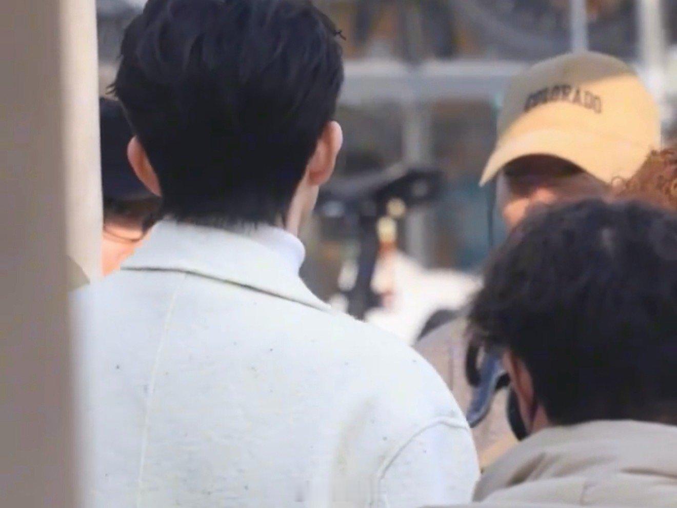 敖瑞鹏岑森白大衣造型路透哇哇哇哇敖瑞鹏不愧是行走的衣架子啊，电视剧《不二之臣》片