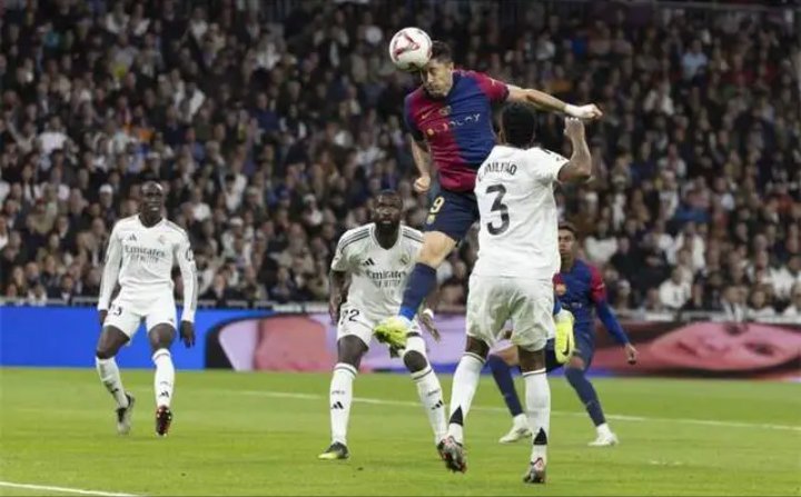 西甲第11轮的国家德比，竟然成为一边倒。在伯纳乌球场78192名观众的见证下，皇