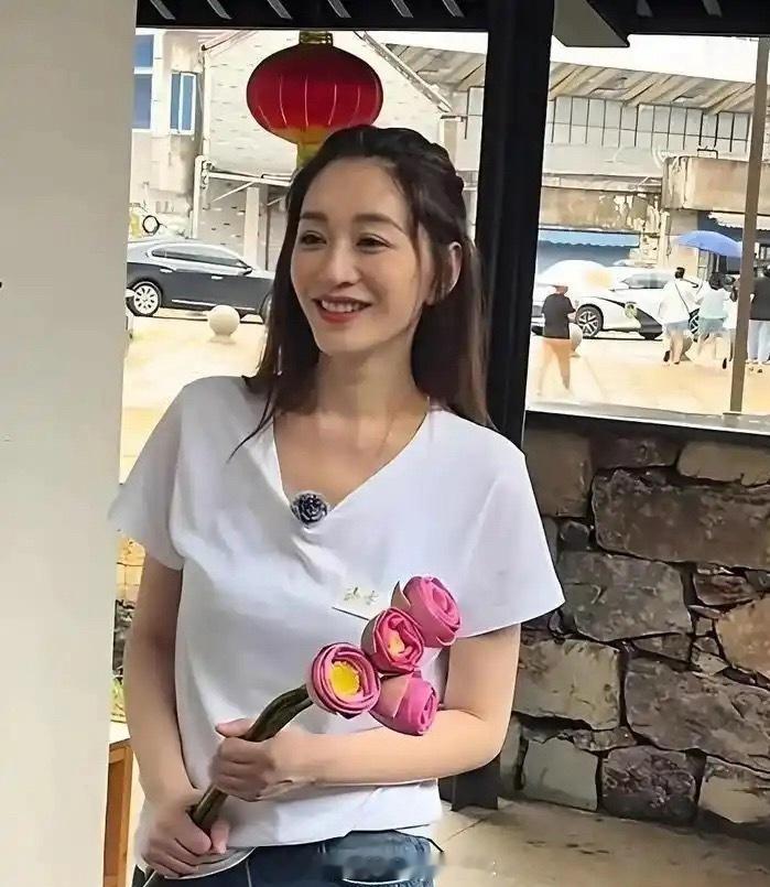 感觉李小冉也没有网上吹的那么年轻漂亮，一看就是个五旬老太啊 
