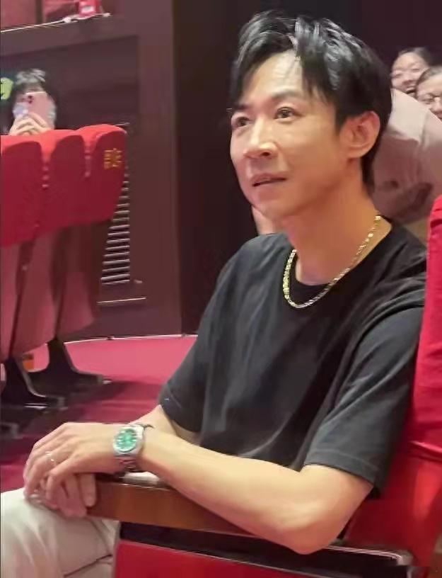 董璇老公张维伊太喜欢大金链子了！ ​​​