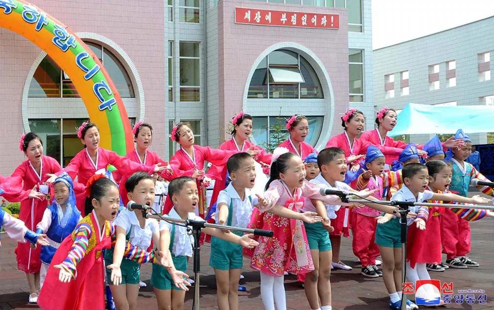 合影的背景
2007年8月的一天，伟大领导者金正日同志来到端川冶炼厂。他望着冶炼