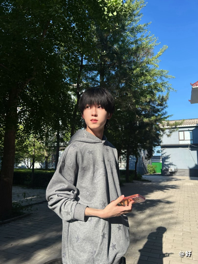 一个妹妹头更新了高会…影子的背面是 