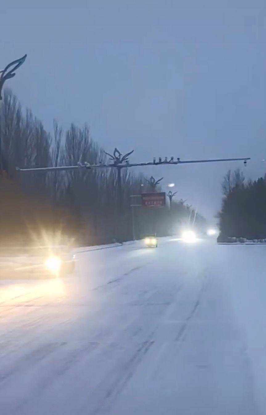 冬日生活打卡季 2025年11月27日，通辽迎来第二场雪。诗人于维义笔下，昨夜寒