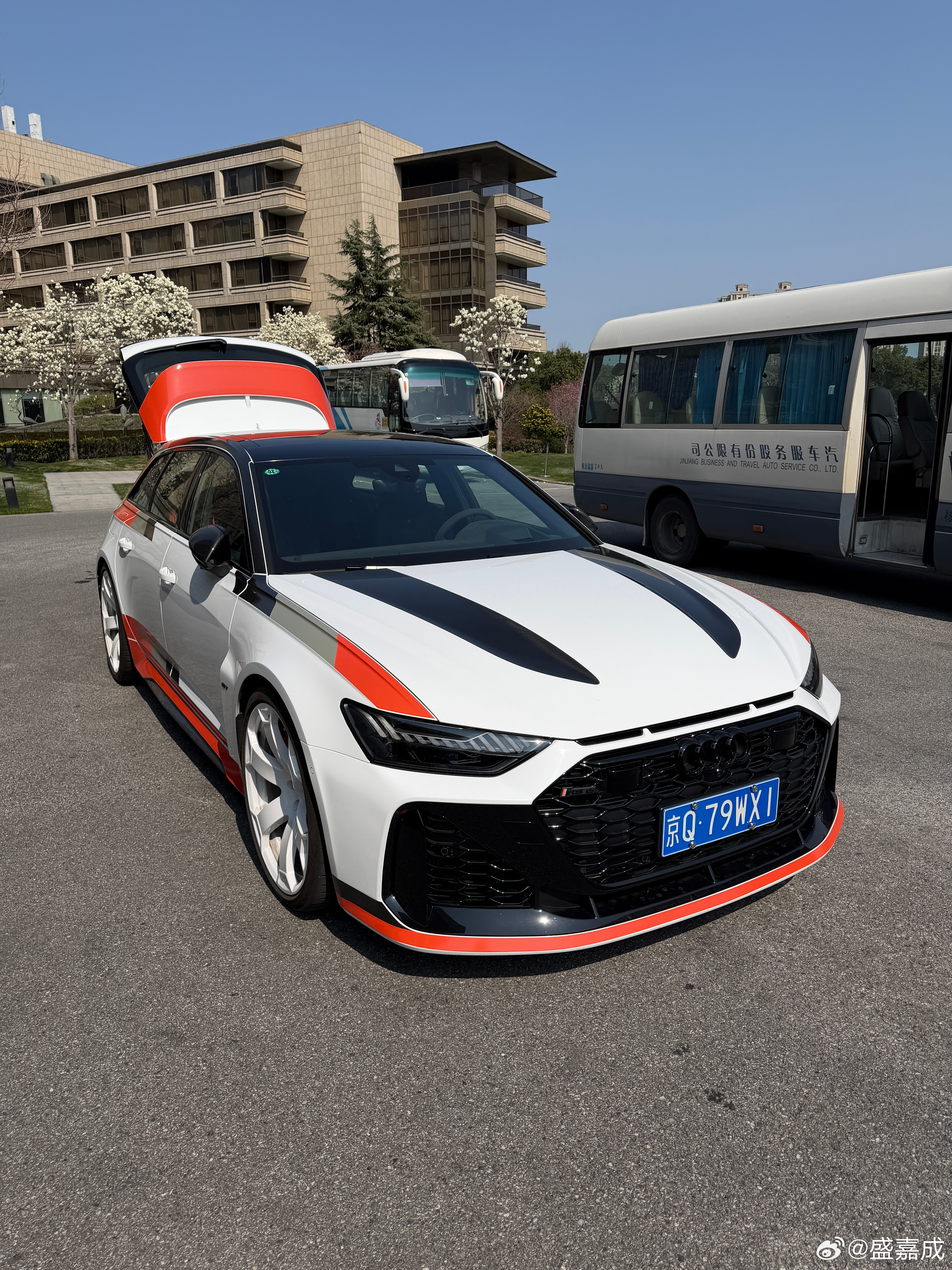 F1周末开始！！！今天的车非常帅，司机技术看着也不错哦 