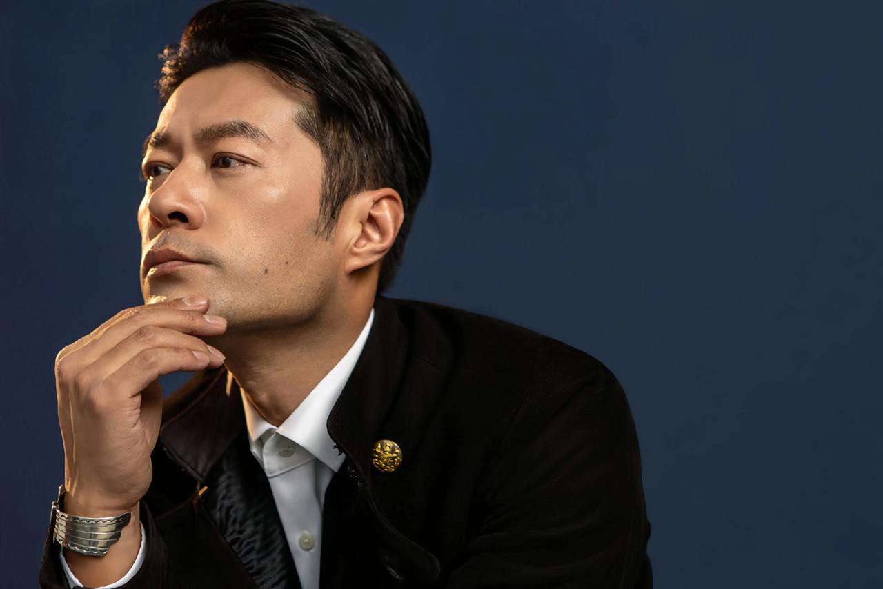 谭凯，一个51岁仍未婚的男演员，为了母亲定居青岛，让我们一起来了解一下他的故事。