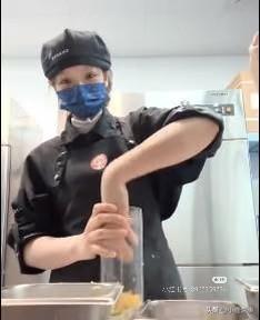 看到霸王茶姬的消息，
我妹一下午都没说话。
她攒了三个月的积分，就为换那个限量杯