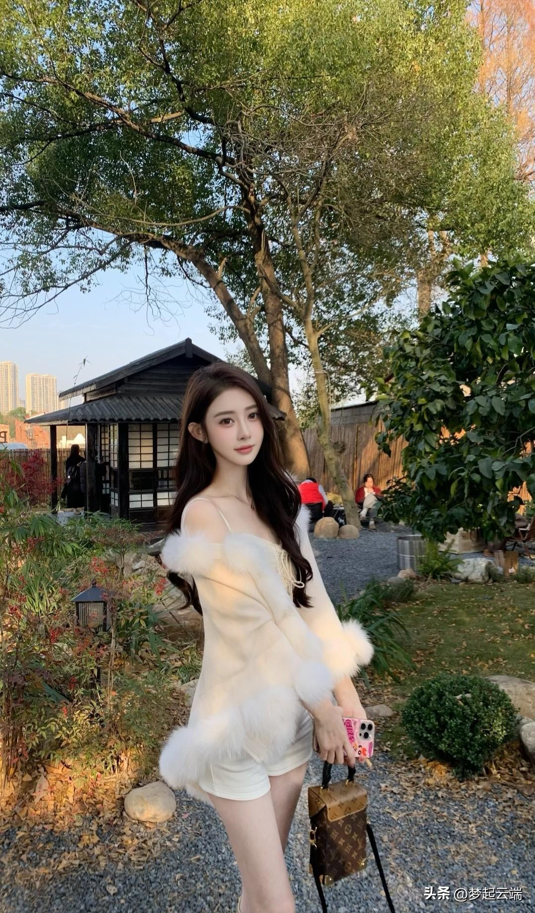 秋日暖阳下，少女漫步在花园中，温柔与自然相融合。