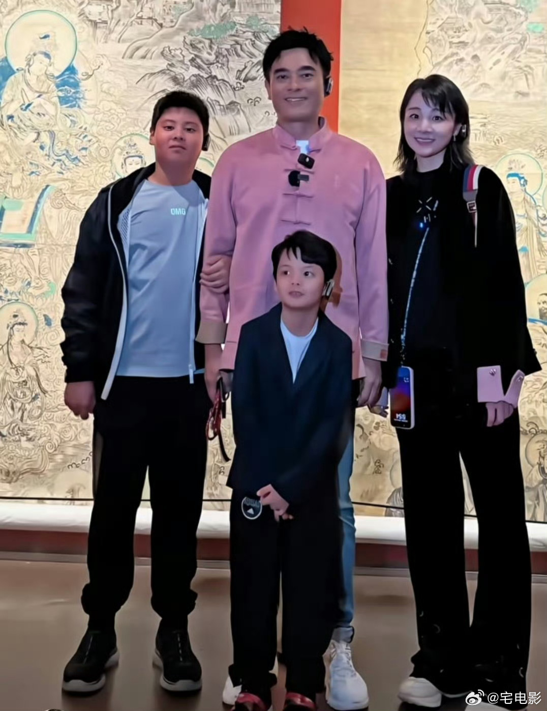 陈龙小儿子叫章纪晨冠姓从来不是输赢博弈，陈龙用两个孩子两种姓氏证明，好的感情互相