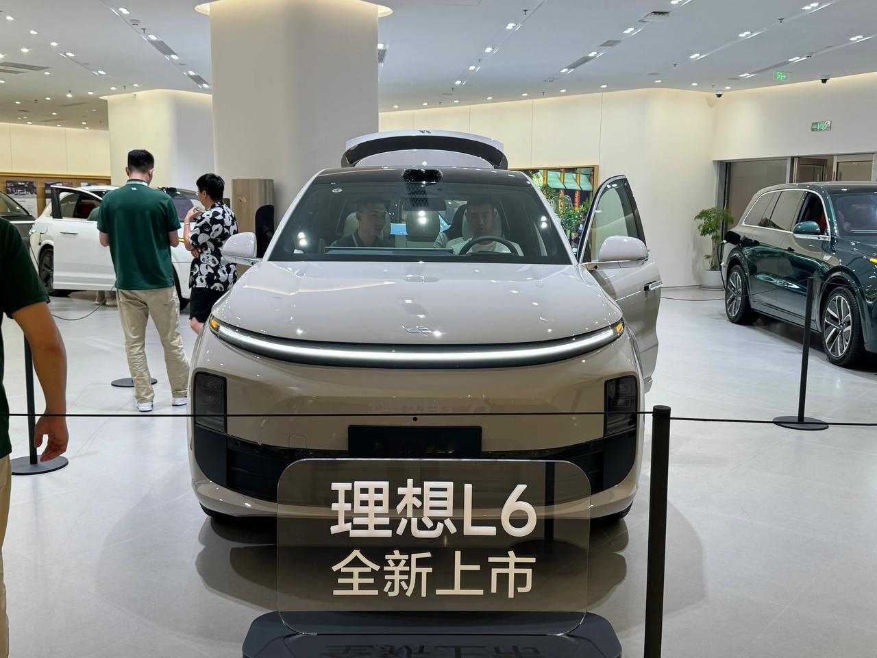 路过，看了看理想L6，减配降价做到25万真的可以。保留了核心竞争力，在这个价位也