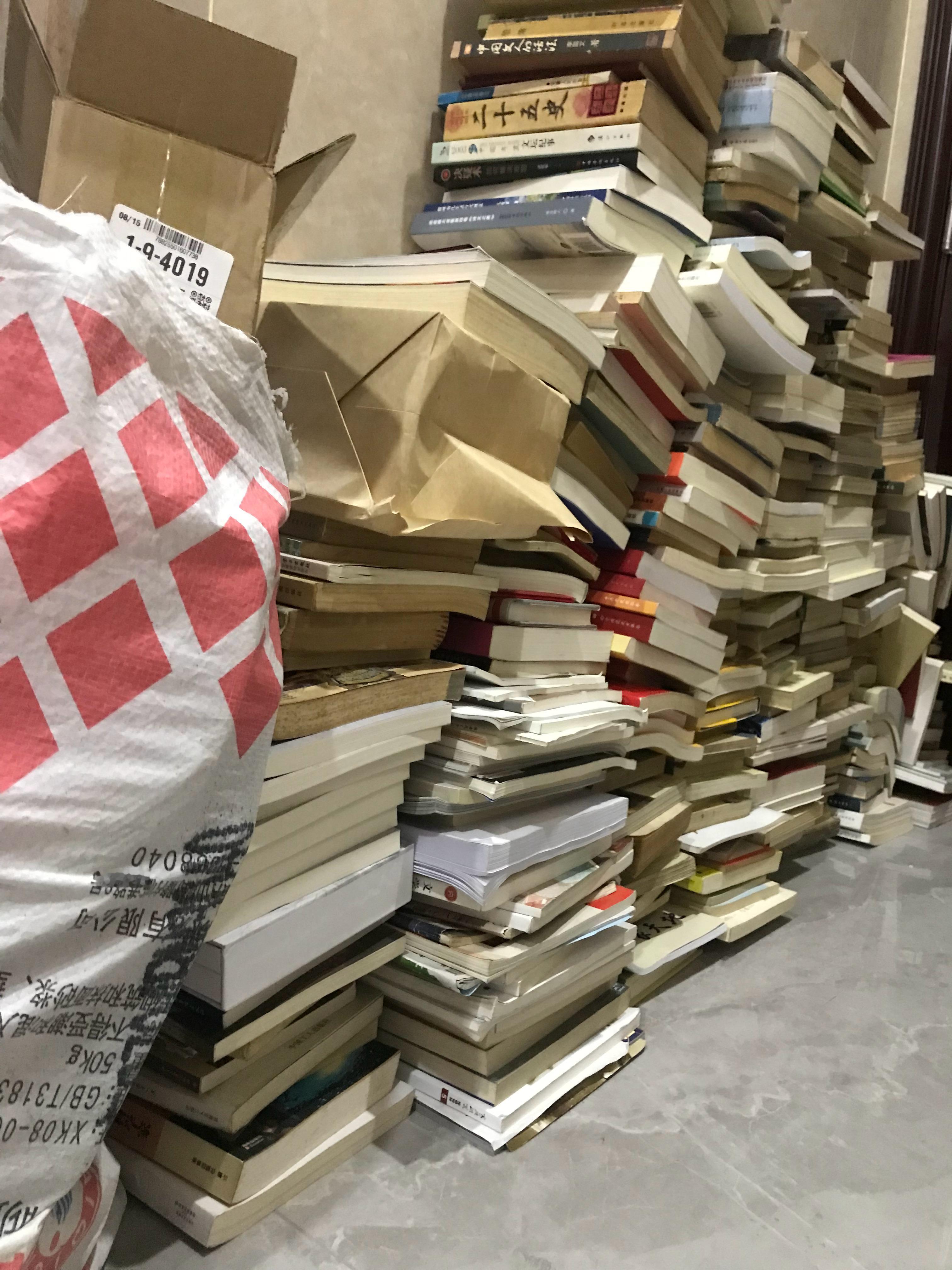 保洁阿姨说，年轻时读书少。这位阿姨工作认真，果断决定送点书给她。 ​​​