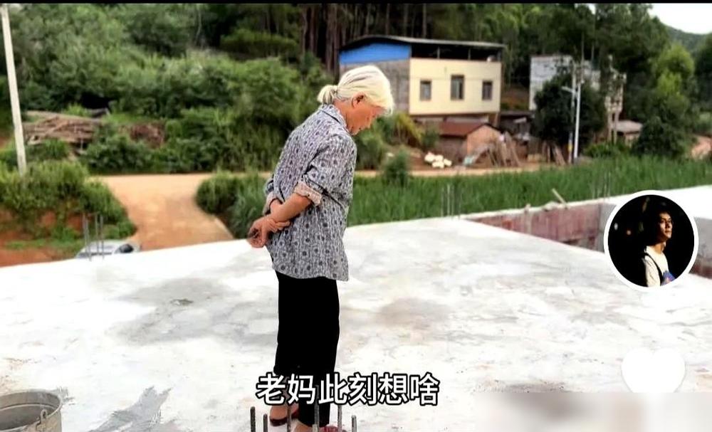 看了唐尚珺端午回家的视频，才发现这人不仅考大学轴，盖房子也轴得让人看不懂。

他