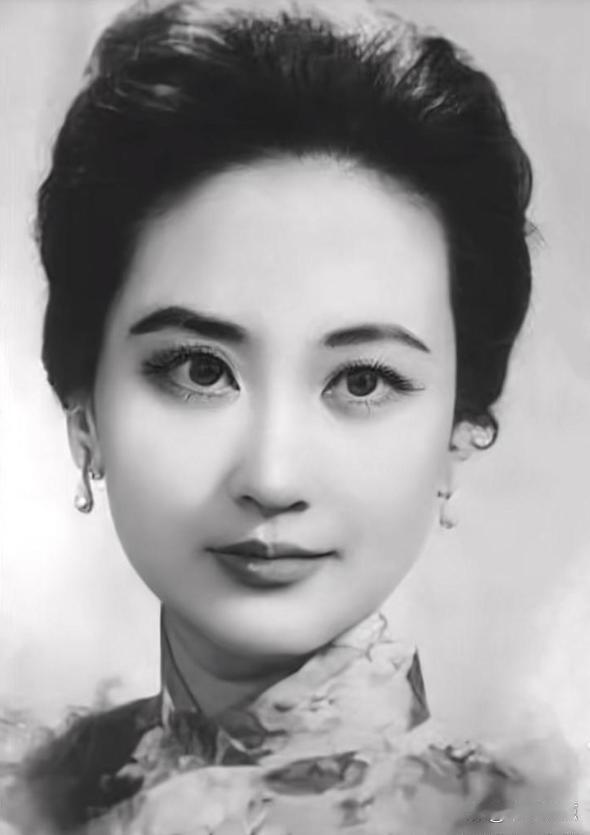 1960年，30岁的黄正走出监狱。

入狱时，她是抗日名将孙立人的“干女儿”，两