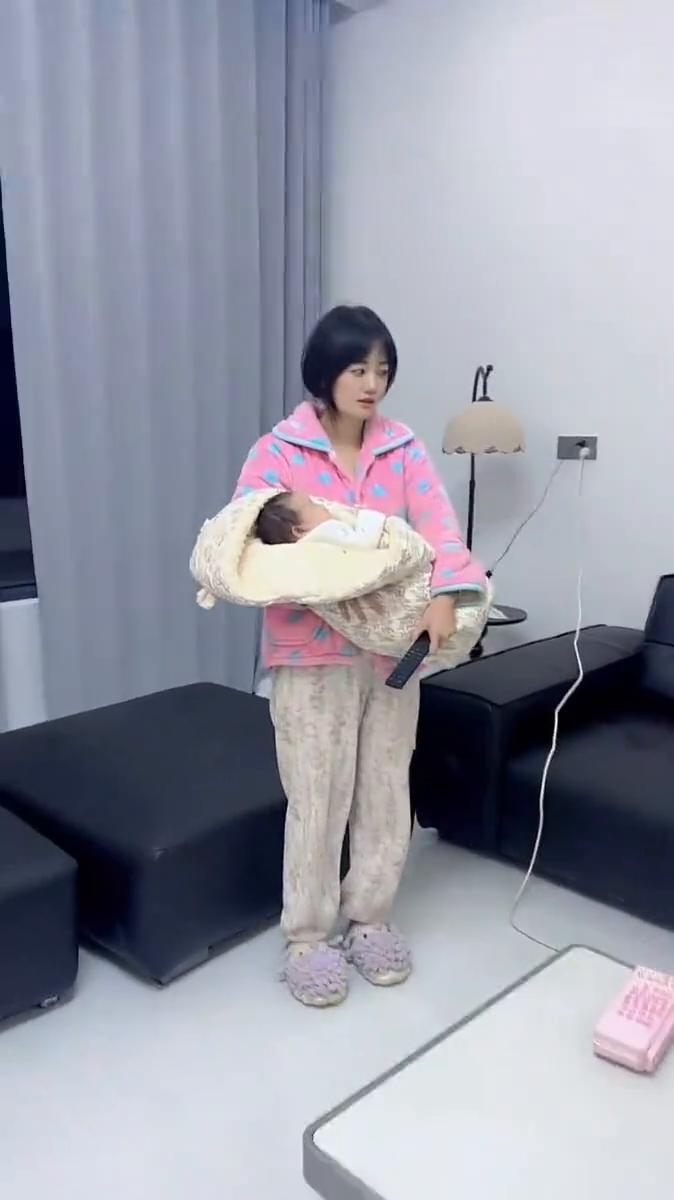 电视装好了，你俩晚上没事多看点电视。走啊。