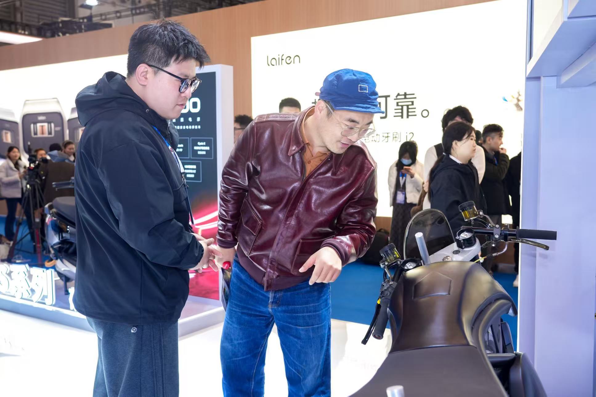 两轮出行进入AI时代 首驱科技亮相AWE，发布AI智能电摩原型，融合动态风翼与高