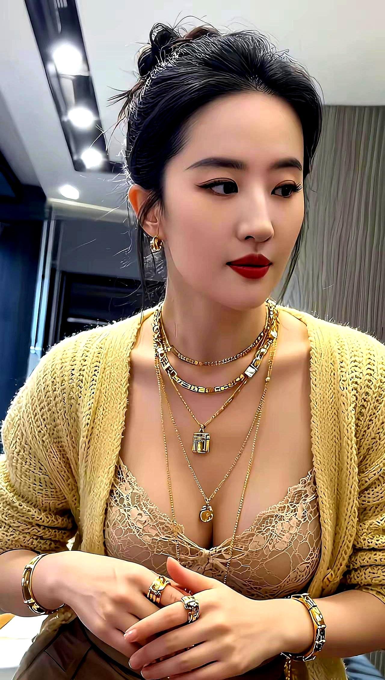 那个不食人间烟火的小龙女，如今成了最精密的商业符号。
 
从当年一袭白衣的禁欲感