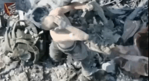 1名俄军士兵听到无人机的声音，假装自己是瞎子和哑巴，祈求无人机不要将他“去军事化