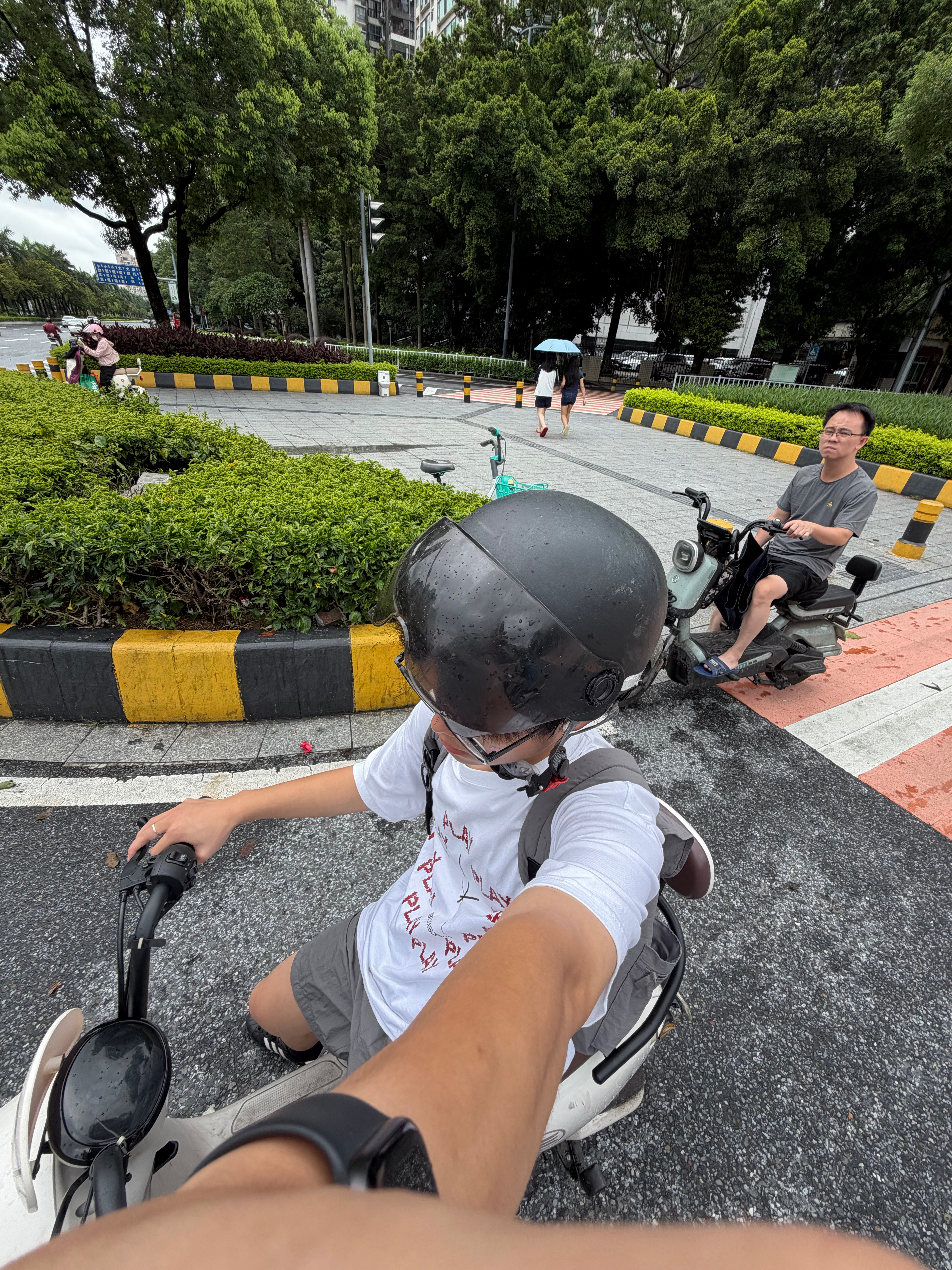 某人今天凌晨就起飞了，但是现在还要去上班 