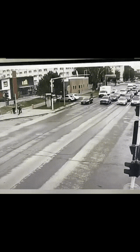 见缝插针，死里逃生！
下次记得不要超速了，不是每次都有这样的好运气！