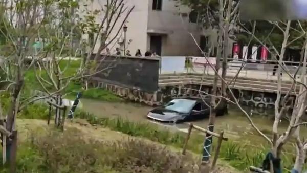 江苏张家港一男子在饮酒后驾驶车辆，未熄火便在车位上入睡，随后车辆倒车坠入河中，涉