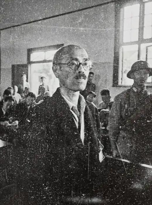 1945年，日本投降，老蒋特别对何应钦交代说：酒井隆这个战犯必须处以极刑，让他血