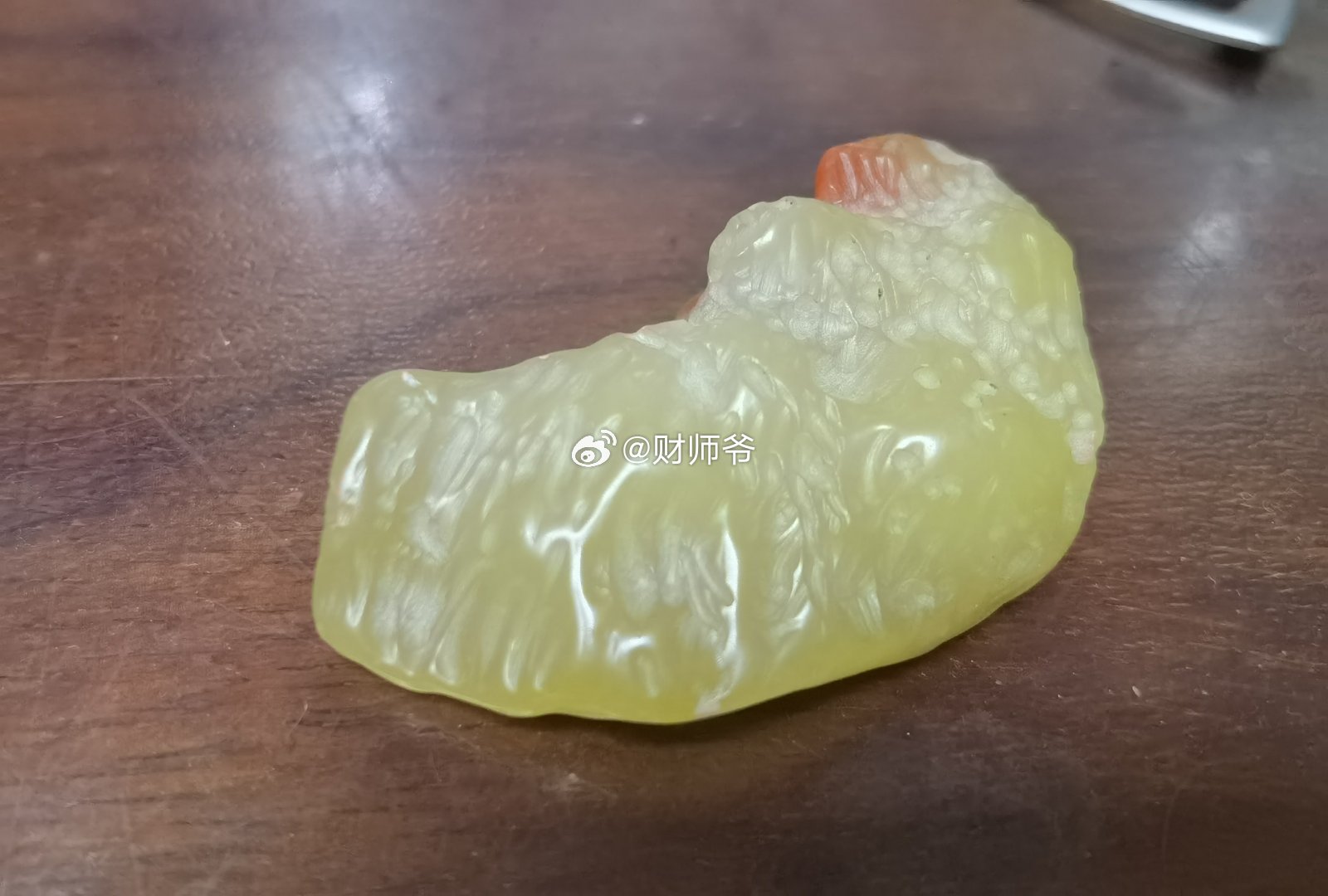 今天在古玩市场收了一块寿山石。石质润泽度不错，而且乍一看好似一瓣柚子片。 ​​​