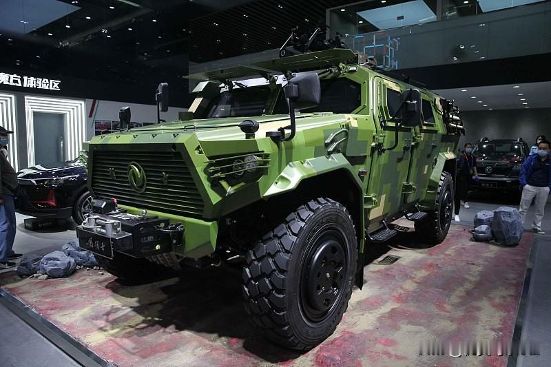 30万级越野。全新猛士M817。将越野性能，全栈 华为智能与全家舒适体验 融为一