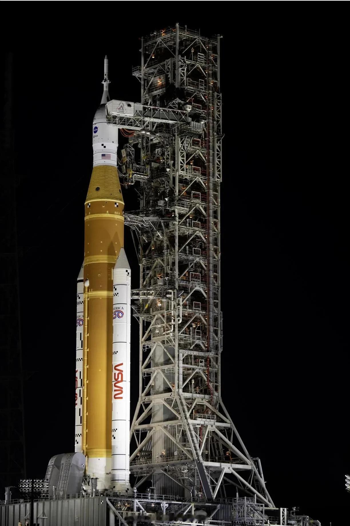 昨天凌晨，老美的第二枚250亿美金大火箭在湿彩排时又漏氢了，位置还是在一级贮箱断