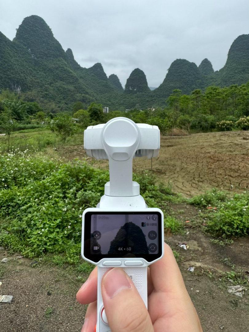大疆Pocket 4的最强竞品来了，影石主动曝光双摄云台相机LUNA，白色配色会