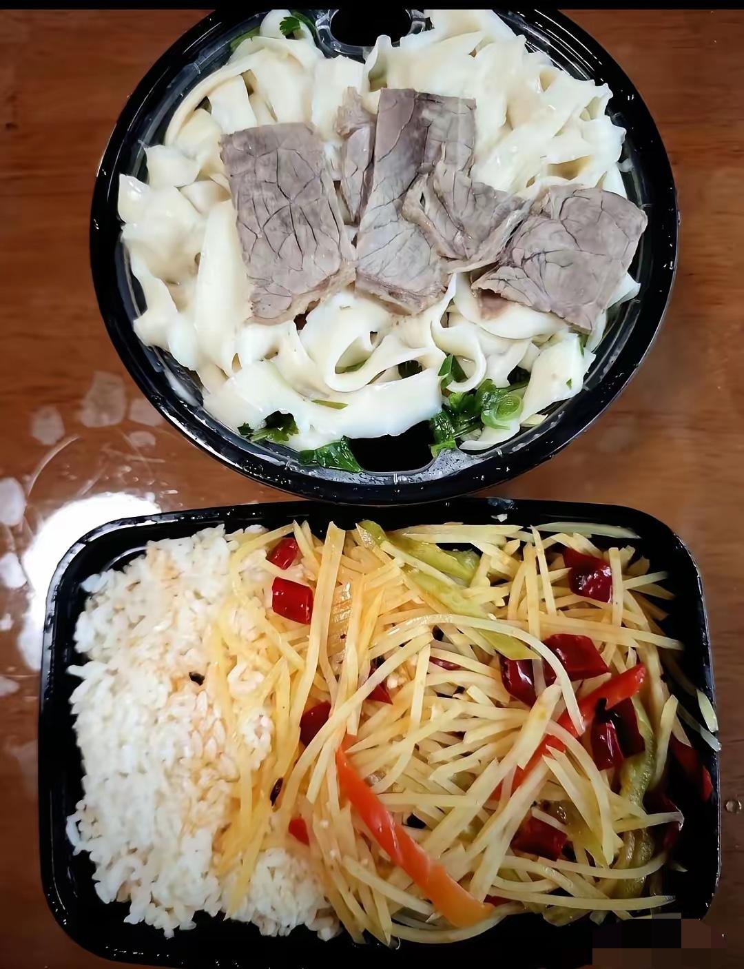 宁波老板集体“掀桌”断外卖，这波操作简直神了！本以为是自断财路，没想到门店挤到没