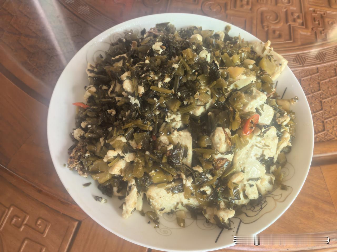 中午，利用昨晚烧鱼头汤所剩的豆腐，配以自家老人腌制的芥菜，炒了一盘咸菜豆腐，满满