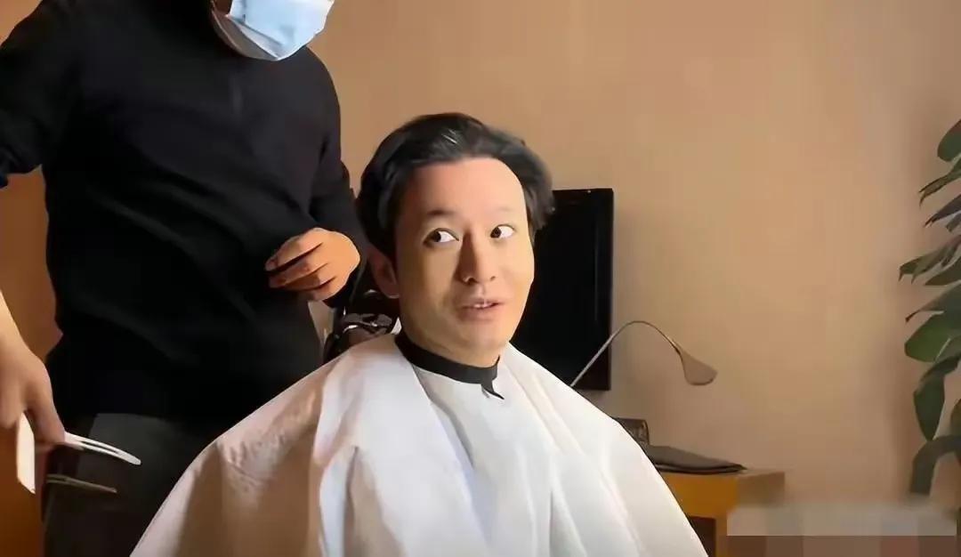 黄晓明真的不在意形象了，
被人嘲戴发套，
干脆自己暴光了理发的视频，
这是完全没