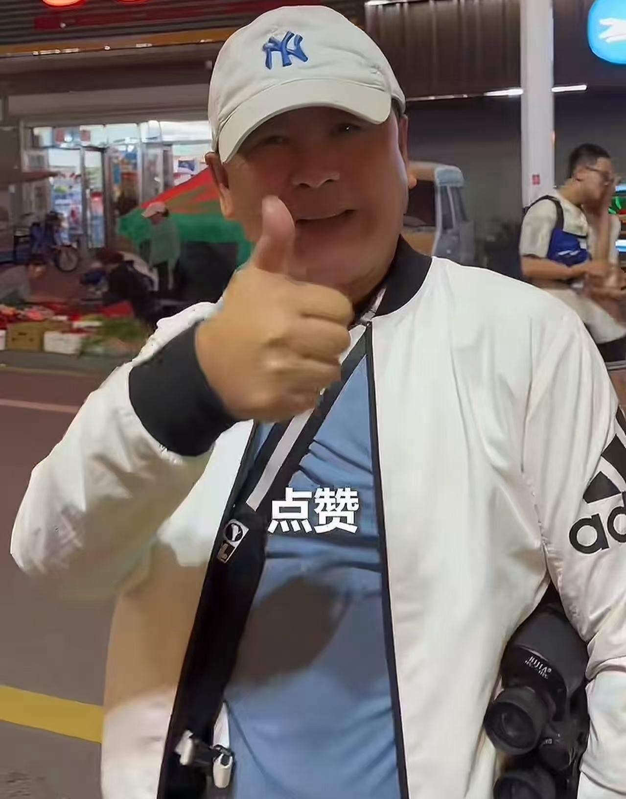 “吉林长白县，火到人民日报！”男子去长白县旅游，看到路边有很多菜贩摆摊，突然一辆
