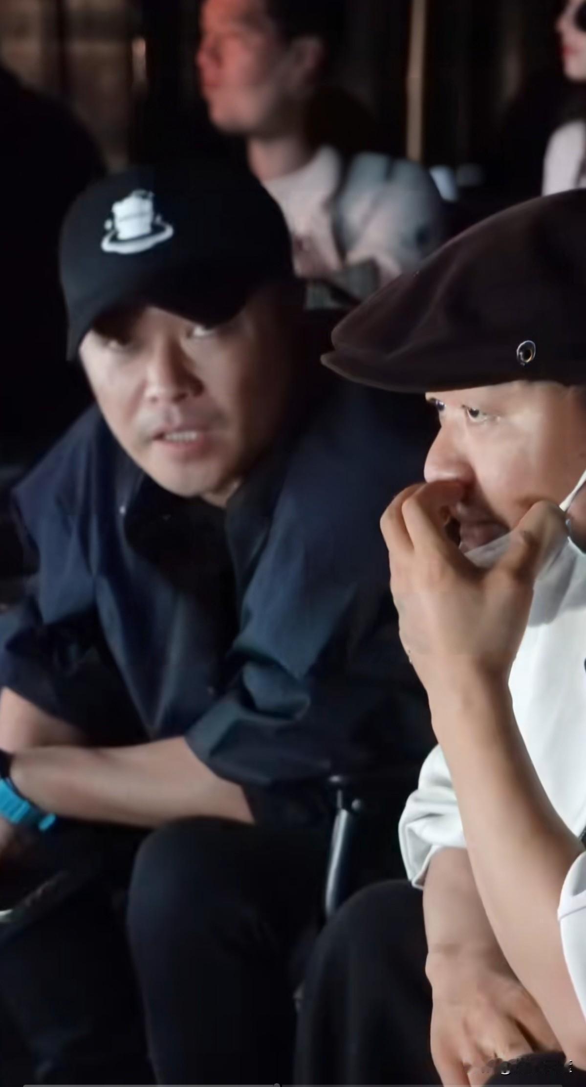 都说陈思诚有些恃才傲慢，
然而他在面对王宝强时，
却全是呵护与关爱。
不是兄弟胜