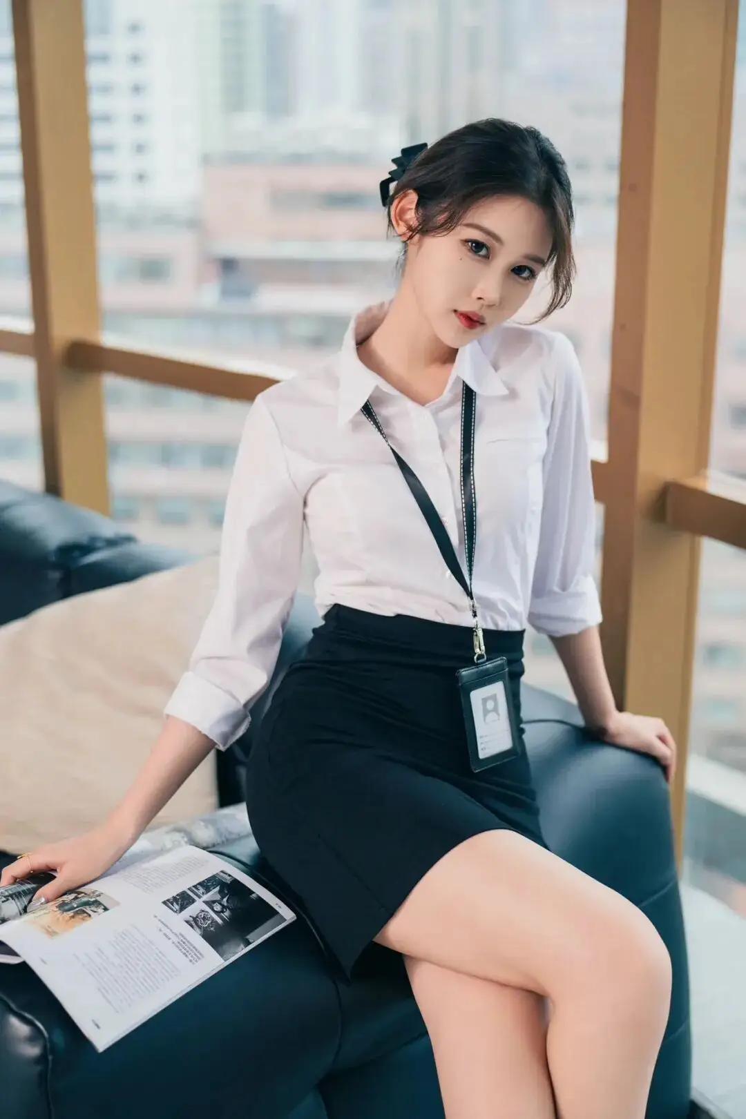 都市白领的优雅姿态，黑白配色的经典穿搭，尽显时尚与专业。