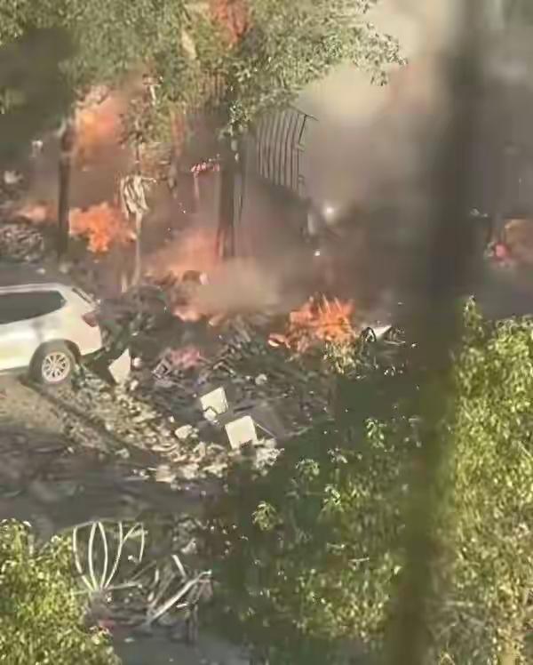 湖南郴州勇鑫烟花店负责人彭某人财两空了，屯积的1000万元的烟花11月30日爆炸