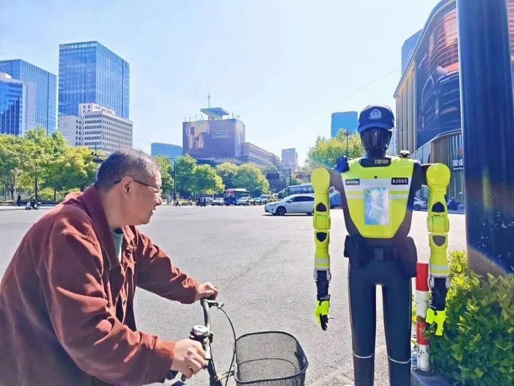 全国首支机器人交警中队上岗。15台智能机器人组成“杭警智行”中队。 单台每日连续
