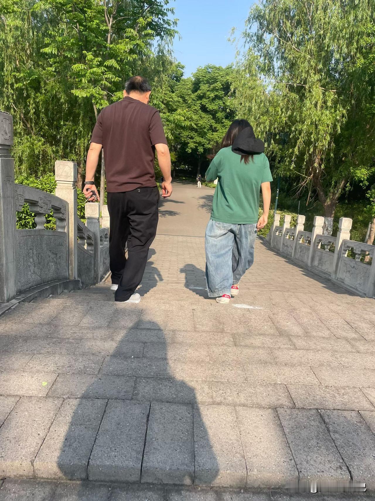 上山易，下山难。
大汗淋漓，
气喘吁吁，
终于到了山顶，
俯瞰汉文化景区，
心旷