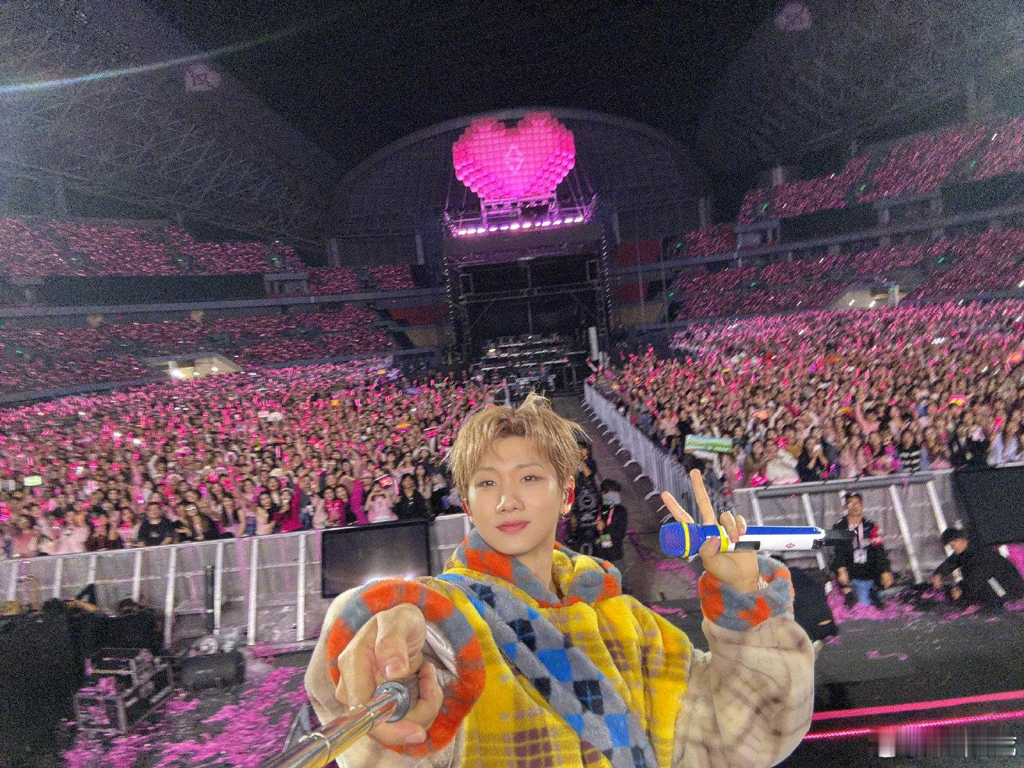 汪苏泷在罗曼城包开心的汪苏泷一来，罗曼城的快乐值直接拉满。他的笑容像点亮整座城的