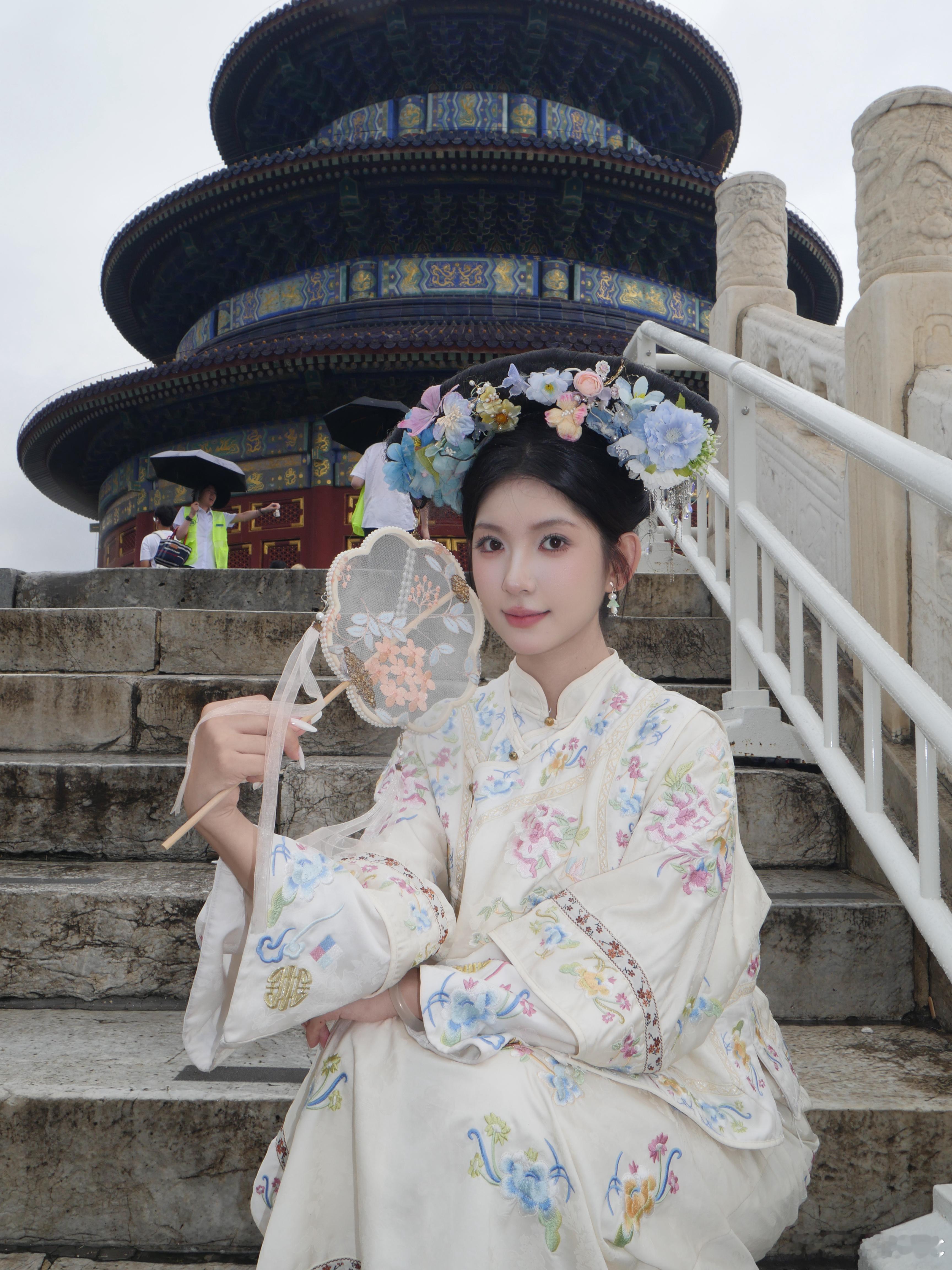 终于在北京体验了一次格格妆造其实我一直对旅拍、精心打造的服装妆造挺排斥的，这次陪