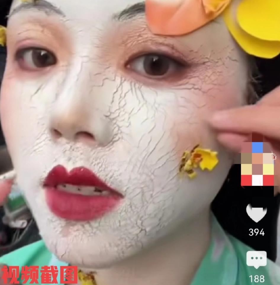 女生穿汉度时化妆卡粉了。

在女生的面容上是精致，也是她为自己认真打扮的心情，只