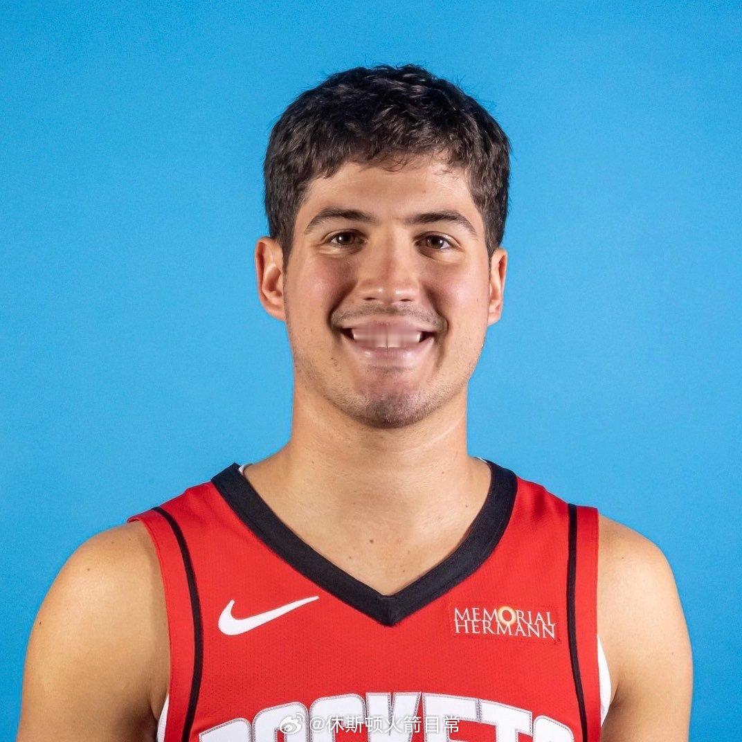 你认为火箭队在对阵湖人队的季后赛系列赛中会/应该让谁首发？谢泼德还是奥科吉？他们