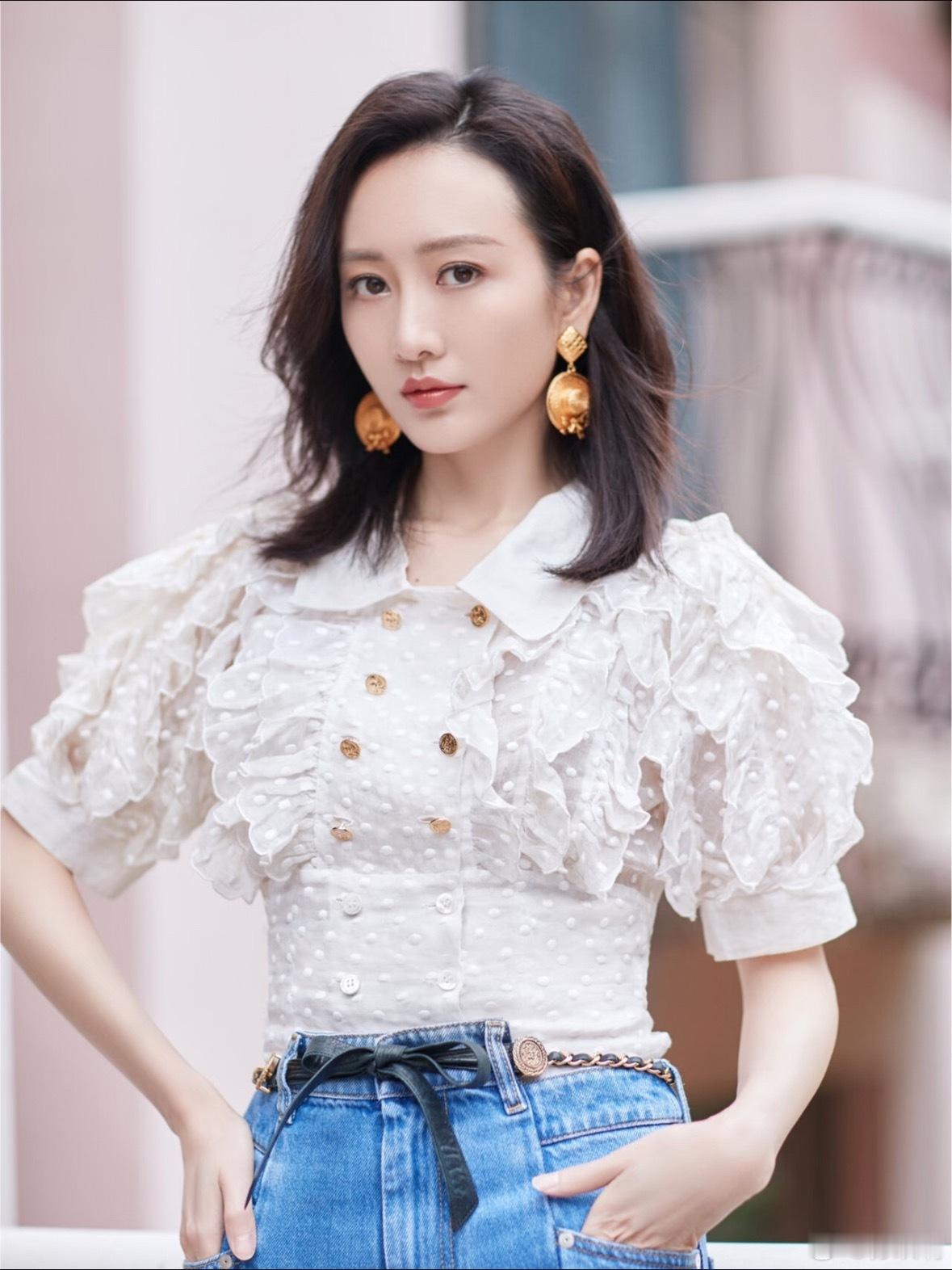 王鸥产后首部女主剧开播一直很欣赏王鸥，五官明艳大气，兼具现代风情与古典韵味，古装