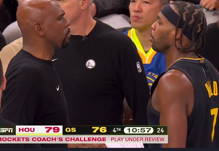 科尔和助教 单独找希尔德谈话 刚刚他漏人2步 被对方投进了3分 火箭vs勇士